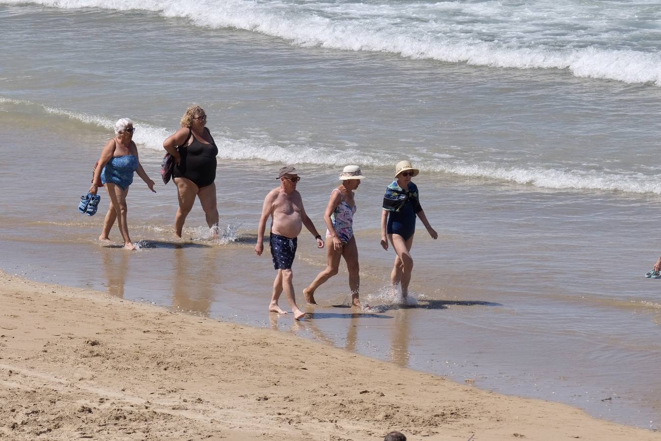 Fotos: El buen tiempo y la brisa de poniente animan el primer fin de semana de verano en Cádiz