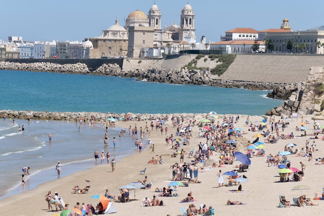 Fotos: El buen tiempo y la brisa de poniente animan el primer fin de semana de verano en Cádiz