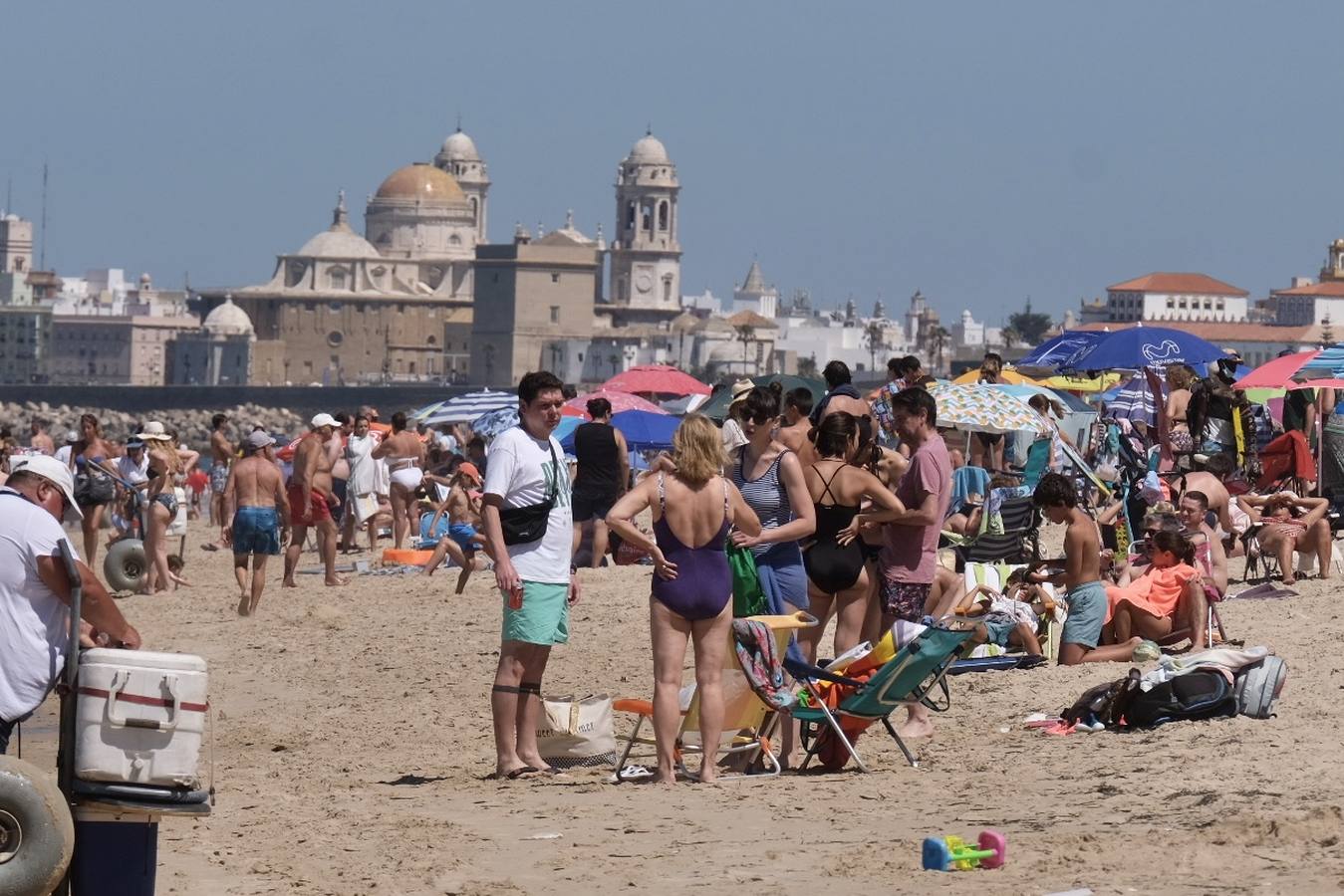 Fotos: El buen tiempo y la brisa de poniente animan el primer fin de semana de verano en Cádiz