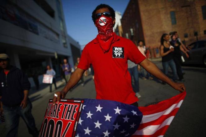 19 de mayo de 2012. Un manifestante marcha durante una protesta en vísperas de la cumbre de la OTAN en Chicago.. 