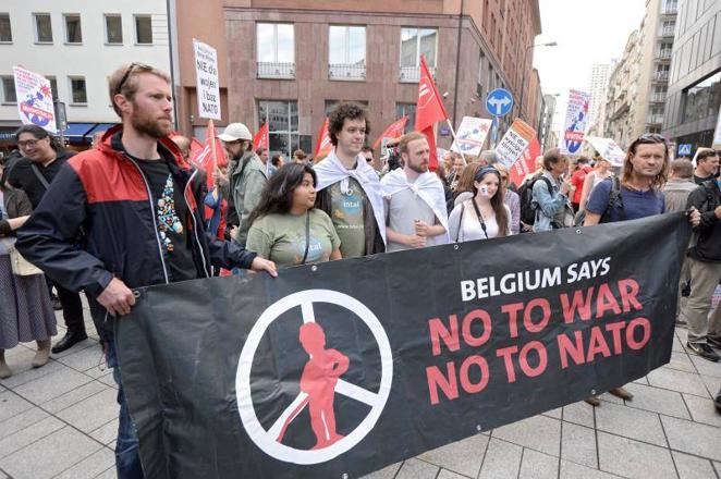 9 de julio de 2016. Los participantes toman parte en la manifestación contra la Cumbre de la OTAN bajo el lema "¡Dinero para los hambrientos, no para los tanques!" Organizado por la iniciativa Stop War en Varsovia, Polonia, el 09 de julio de 2016. La Cumbre de Varsovia de la OTAN tendrá lugar los días 08 y 09 de julio con unos 2.000 delegados, incluidos 18 jefes de estado, 21 primeros ministros, 41 ministros de relaciones exteriores y 39 ministros de defensa que participan en la cumbre.. 