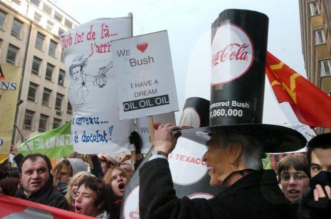 22 de febrero de 2005. Algunos ciudadanos se manifiestan cerca del Consejo Europeo de Europa, en Bruselas, contra la presencia del presidente Bush.. 