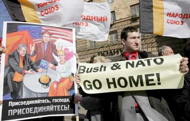 1 de abril de 2008. Varias personas protestaron contra la visita de Bush a Ucrania, frente a la embajada estadounidense en Moscú, Rusia, en contra de los planes de Ucrania de formar parte de la OTAN.. 