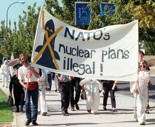 8 de julio de 1997. Un grupo de pacifistas se manifiestan en Madrid durante la celebración de la cumbre de la OTAN. 