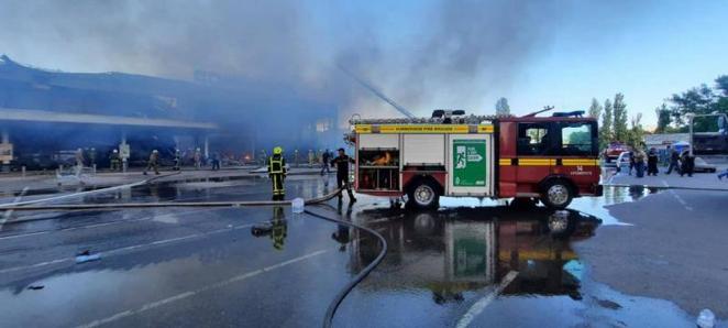 En imágenes: un misil ruso alcanza un centro comercial concurrido en Kremenchuk, Ucrania