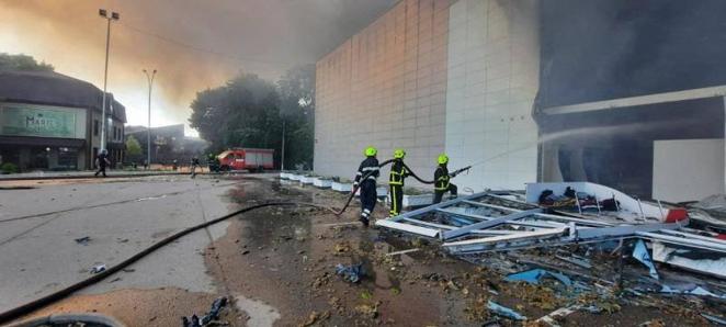 En imágenes: un misil ruso alcanza un centro comercial concurrido en Kremenchuk, Ucrania