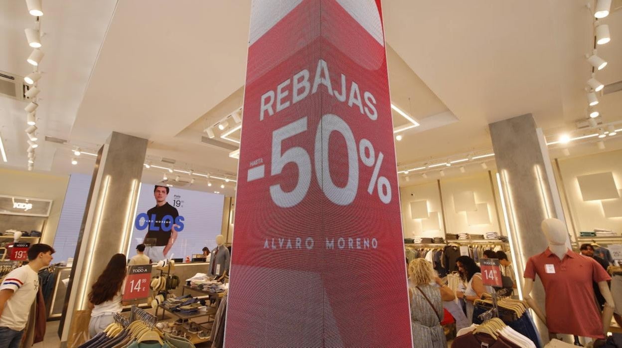 El arranque de las rebajas de verano en Córdoba, en imágenes