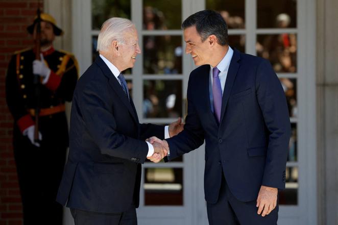 Joe Biden y Pedro Sánchez se saludan ante las puertas del Palacio de la Moncloa, en Madrid.. 