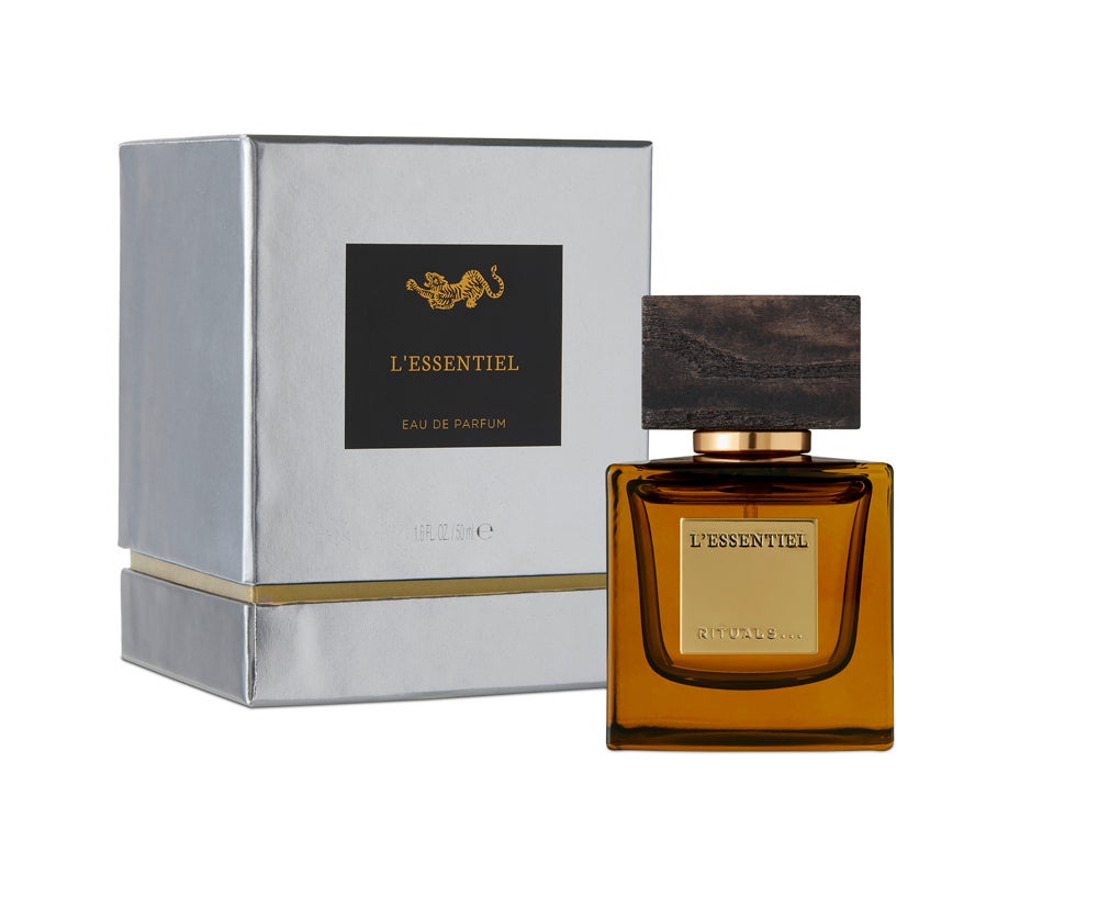 Sport L’Essence Eau de Parfum de Rituals: 42,50 €, 50 ml.. Sport L’Essence Eau de Parfum de Rituals es un perfume que traduce en aroma una visión motivacional con notas de salida de enérgico cardamomo, corazón chispeante de pachuli y un sólido fondo de sándalo. Un espíritu vivo, enérgico, esencial…