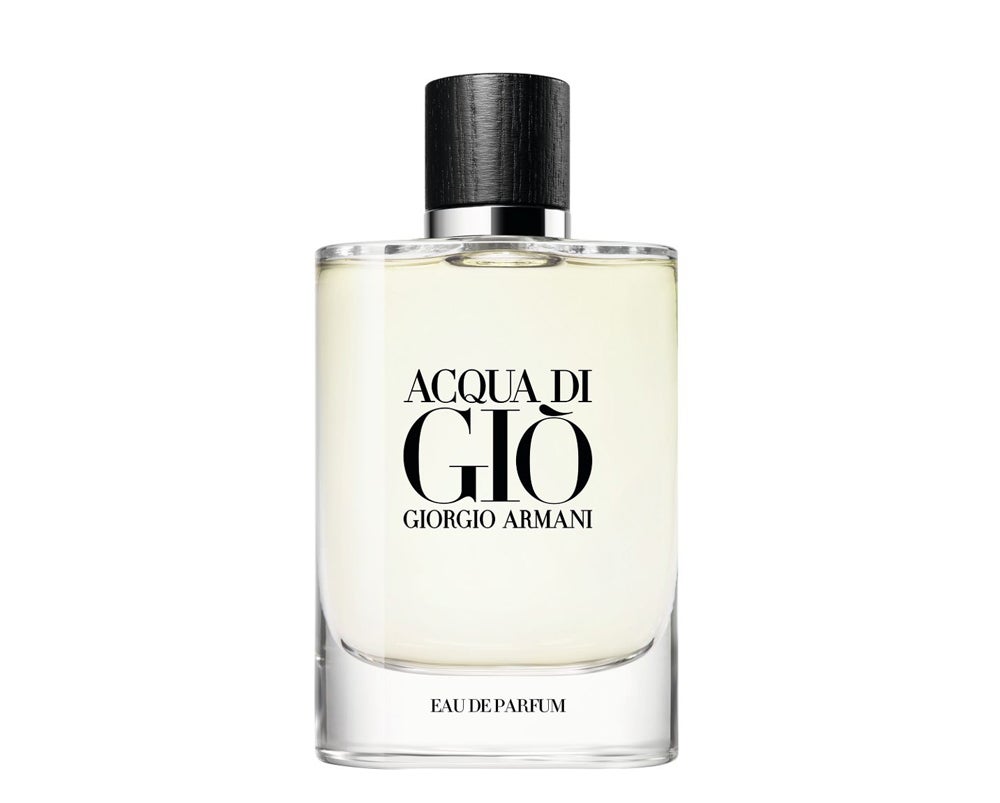 Acqua Di Giò Eau de Parfum de Giorgio Armani: 97 €, 75 ml.. Fragancia amaderada, aromática, acuática, cristalina y poderosa creada por el perfumista Alberto Morillas. Formulada con ingredientes naturales, aromáticas y luminosos, obtenidos de forma responsable, sus notas de mandarina verde, corazón de salvia y esencia de pachulí ofrecen una nueva faceta de la icónica colección de fragancias masculinas de la firma.