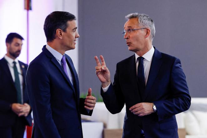 Sánchez junto a Stoltenberg, en IFEMA.. 