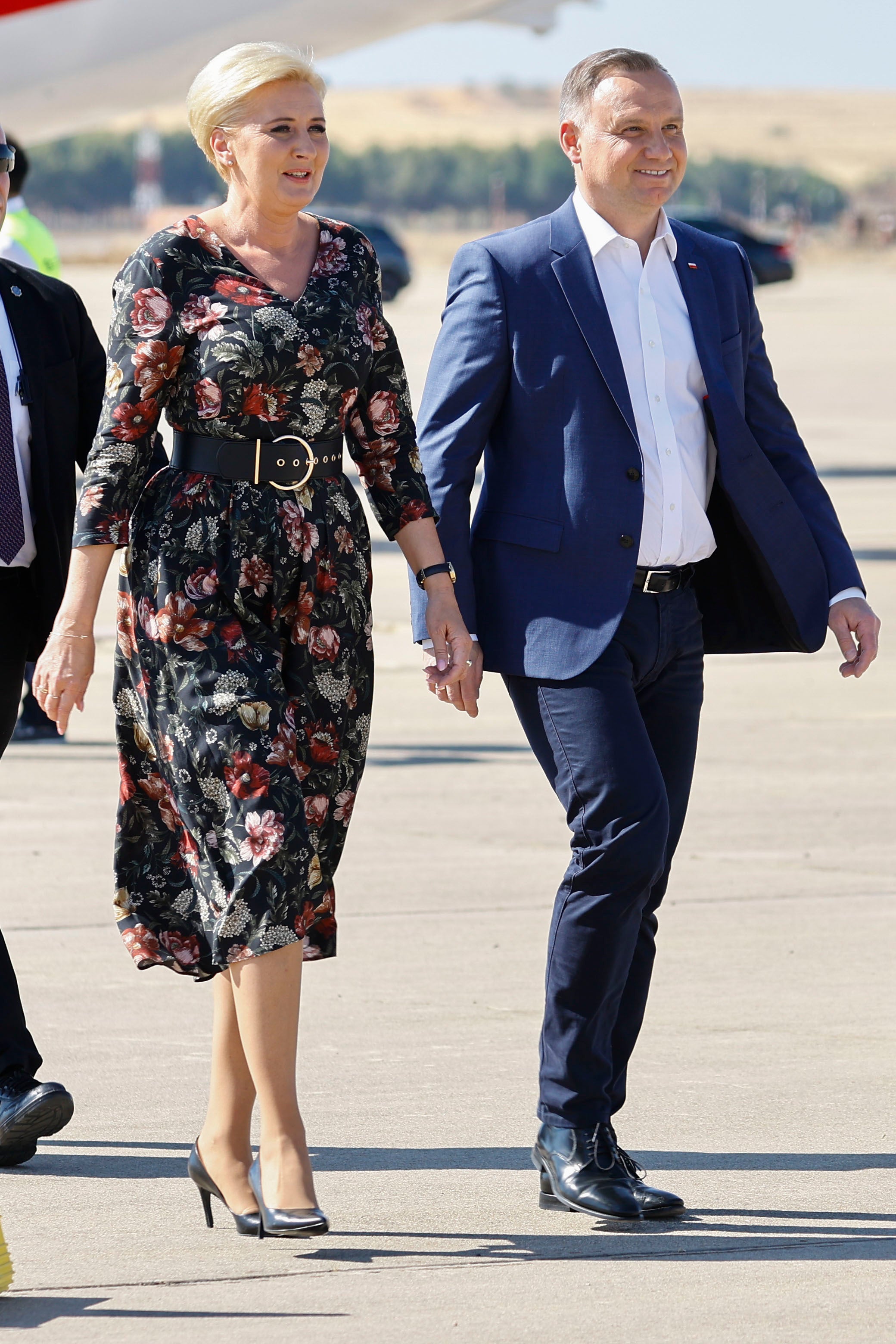 El presidente de Polonia, Andrzej Duda, junto a su mujer, Agata Kornhauser-Duda, a su llegada a la Base Aérea de Torrejón de Ardoz. 