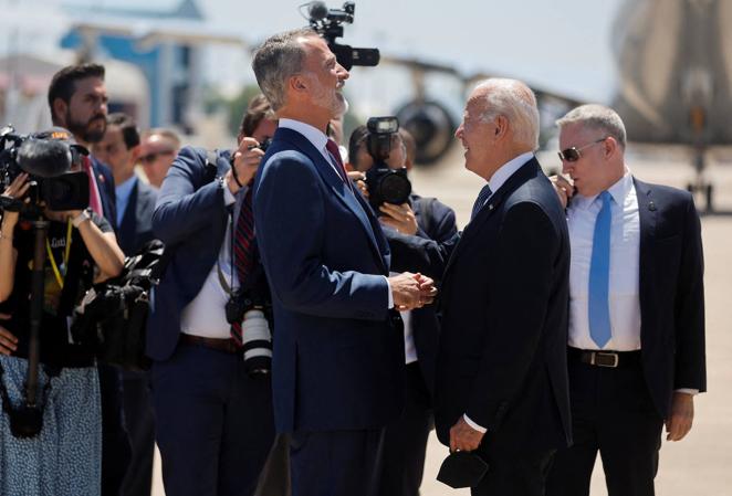 El Rey Felipe VI y Biden ríen durante una conversación distendida, después de que el segundo bajase del Air Force One en su llegada a Madrid.. 