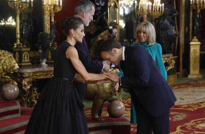 El primer ministro de Francia, Emmanuel Macron, y su mujer Brigitte. 