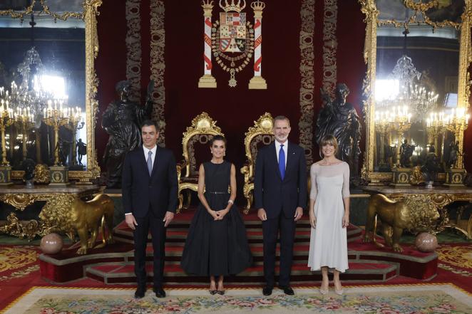 Los Reyes, junto al presidente del Gobierno Pedro Sánchez y su mujer, Begoña Gómez. 