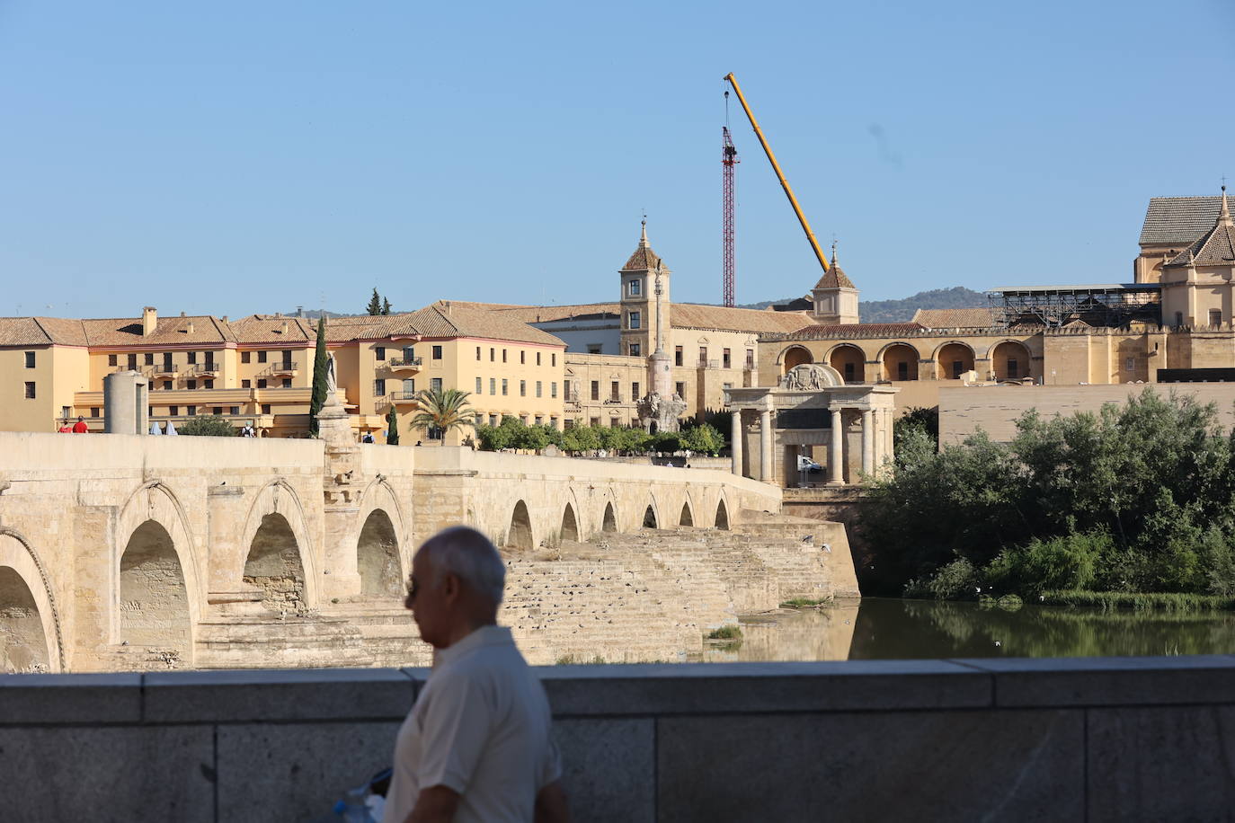 La retirada de la última grúa que tapaba la Mezquita de Córdoba, en imágenes