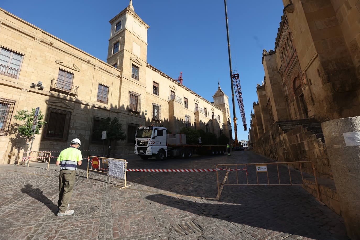 La retirada de la última grúa que tapaba la Mezquita de Córdoba, en imágenes