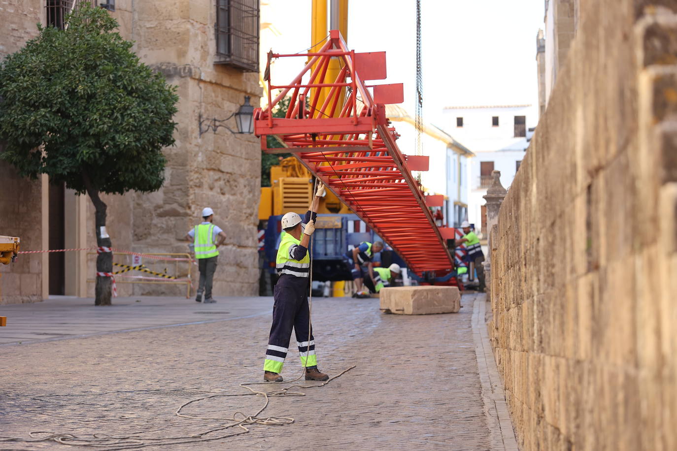 La retirada de la última grúa que tapaba la Mezquita de Córdoba, en imágenes