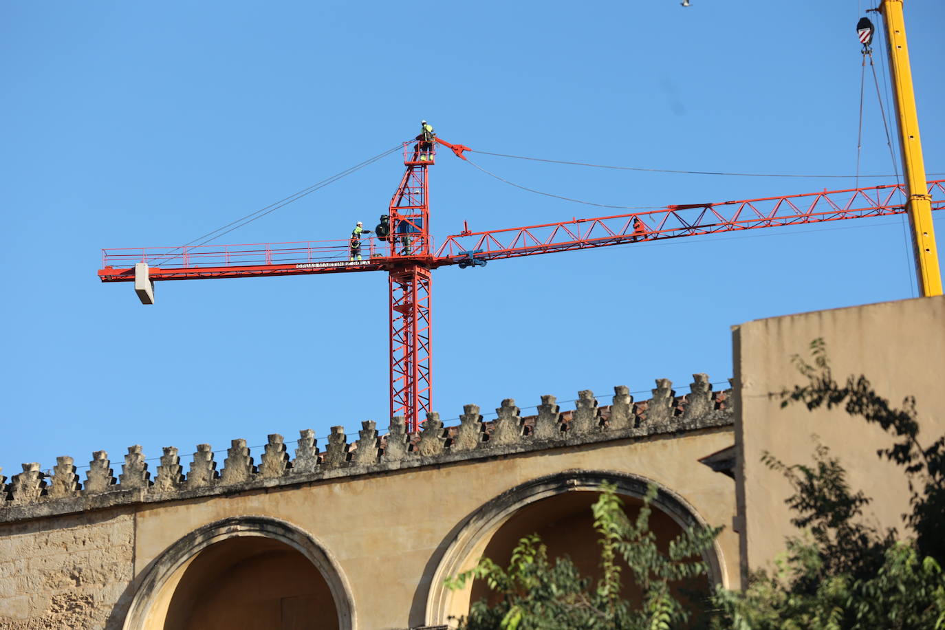 La retirada de la última grúa que tapaba la Mezquita de Córdoba, en imágenes