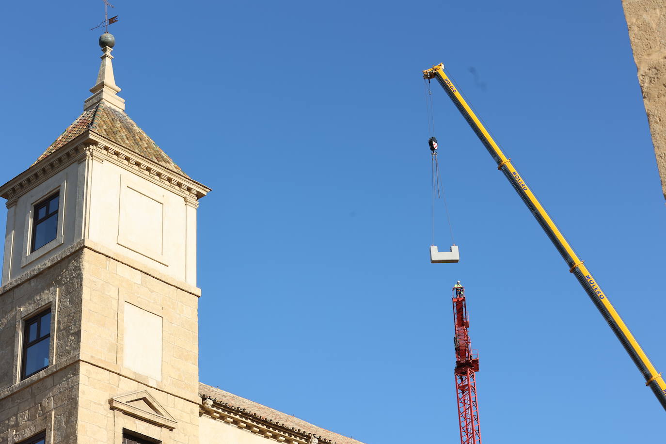 La retirada de la última grúa que tapaba la Mezquita de Córdoba, en imágenes