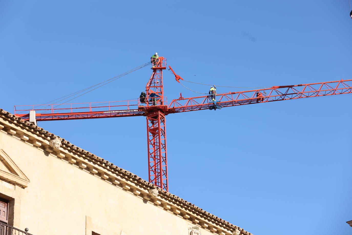 La retirada de la última grúa que tapaba la Mezquita de Córdoba, en imágenes