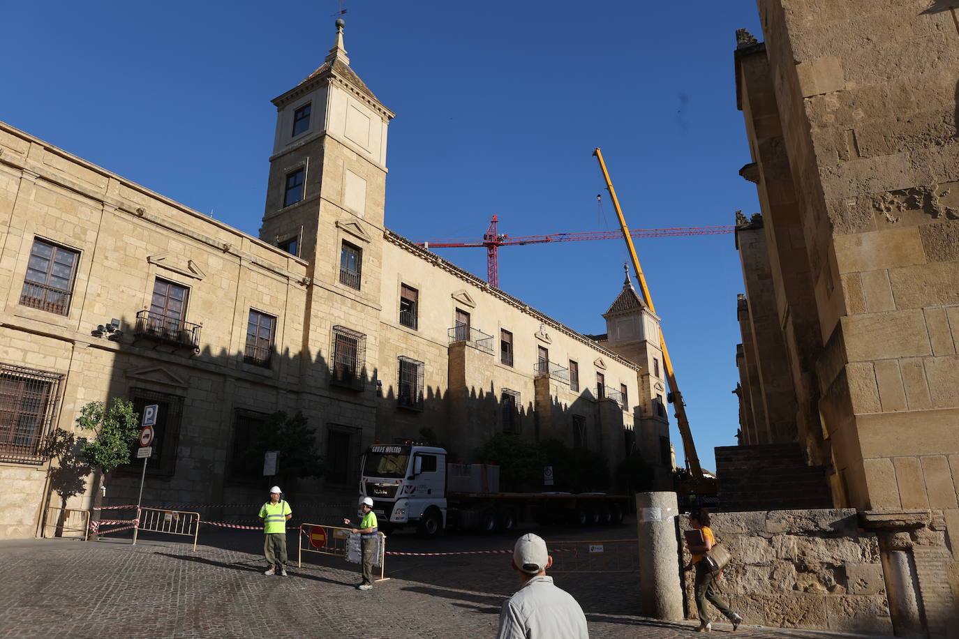 La retirada de la última grúa que tapaba la Mezquita de Córdoba, en imágenes