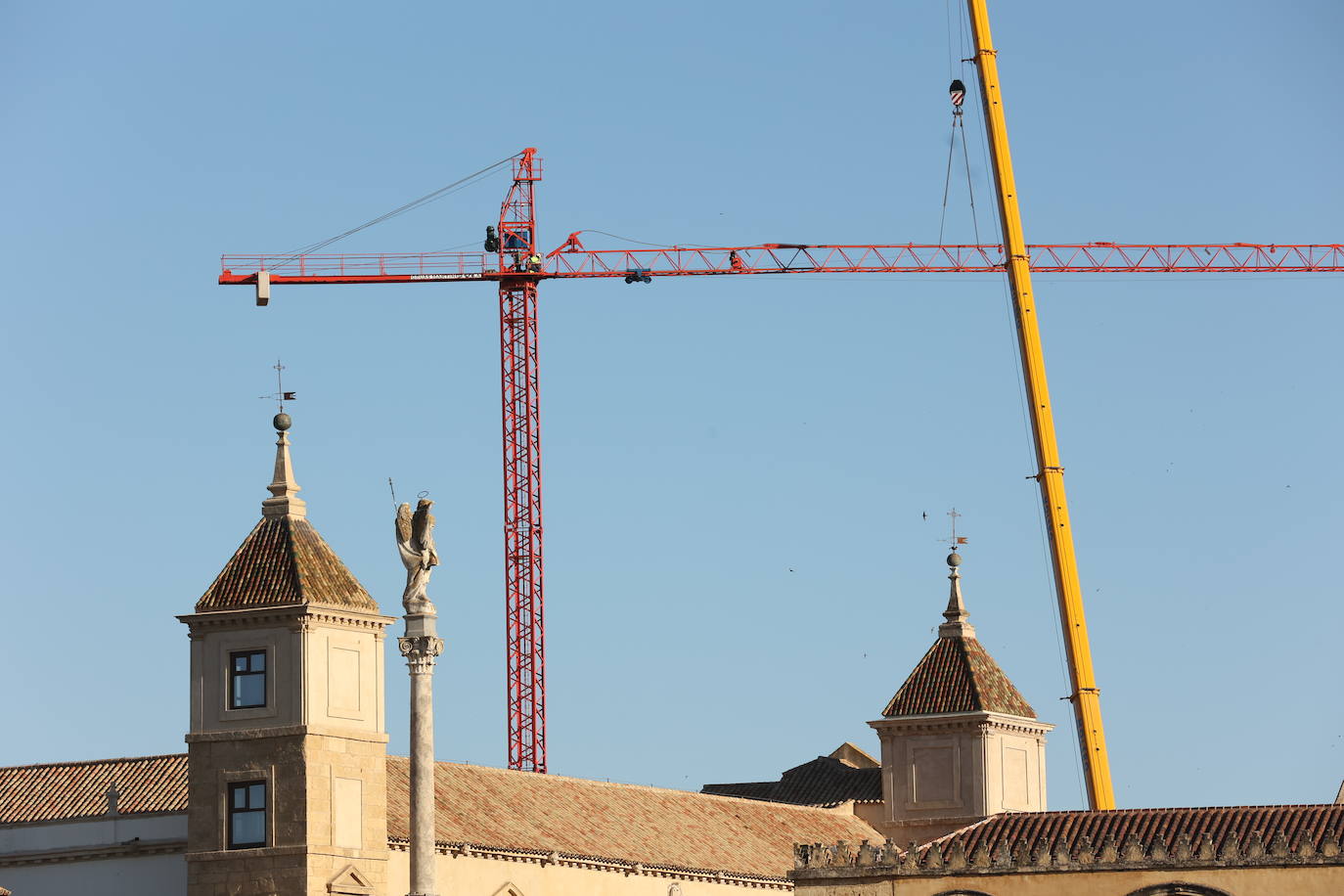 La retirada de la última grúa que tapaba la Mezquita de Córdoba, en imágenes