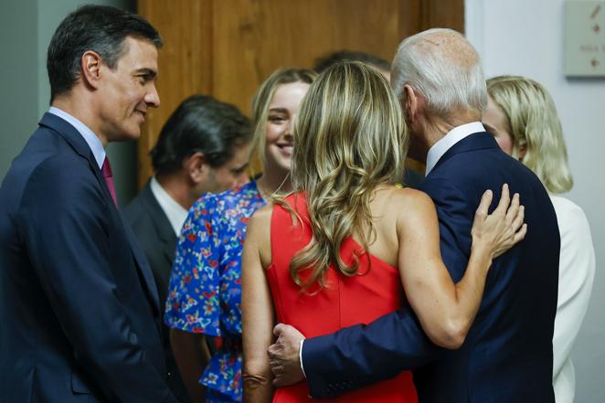 El presidente del Gobierno, Pedro Sánchez, y su mujer, Begoña Gómez, charlan con el presidente de Estados Unidos, Joe Biden, y sus nietas. 