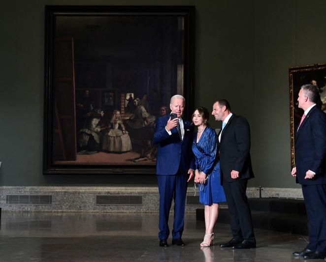 El presidente de los Estados Unidos, Joe Biden, enseña su teléfono a la primera ministra de Malta, Robert Abela, a su llegada a la cena. 