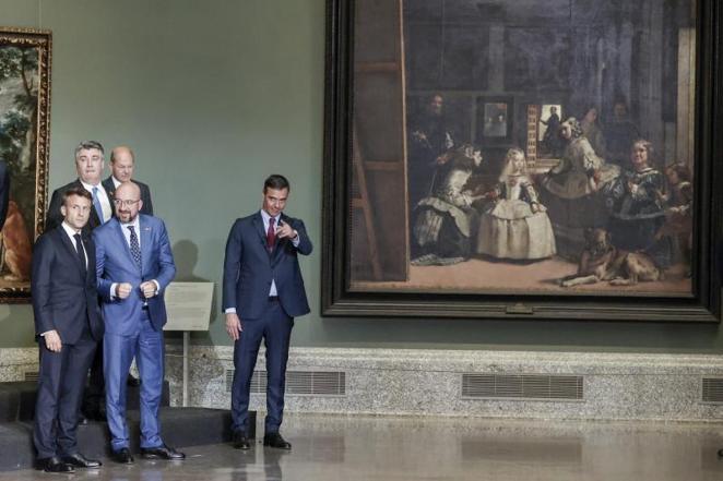 El presidente del Gobierno, Pedro Sánchez, su homólogo de Francia, Emmanuel Macron, y el presidente de la Consejo Europeo, Charles Michel, antes de la cena. 