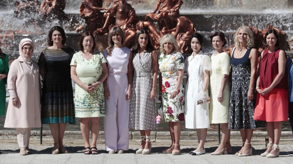 La reina Letizia y las primeras damas en La Granja: alpargatas, tonos &#039;nude&#039; y vestidos estampados