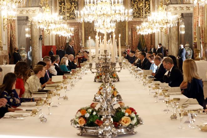 Vista de la mesa general con los dignatarios en la cena de gala. 