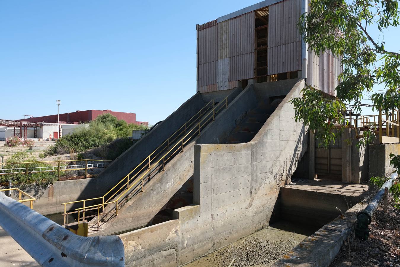 Fotos: Visita del Cádiz a las antiguas instalaciones de Delphi