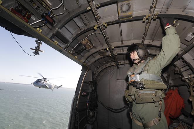 Las impresionantes imágenes de Cádiz y la Bahía desde un helicóptero militar