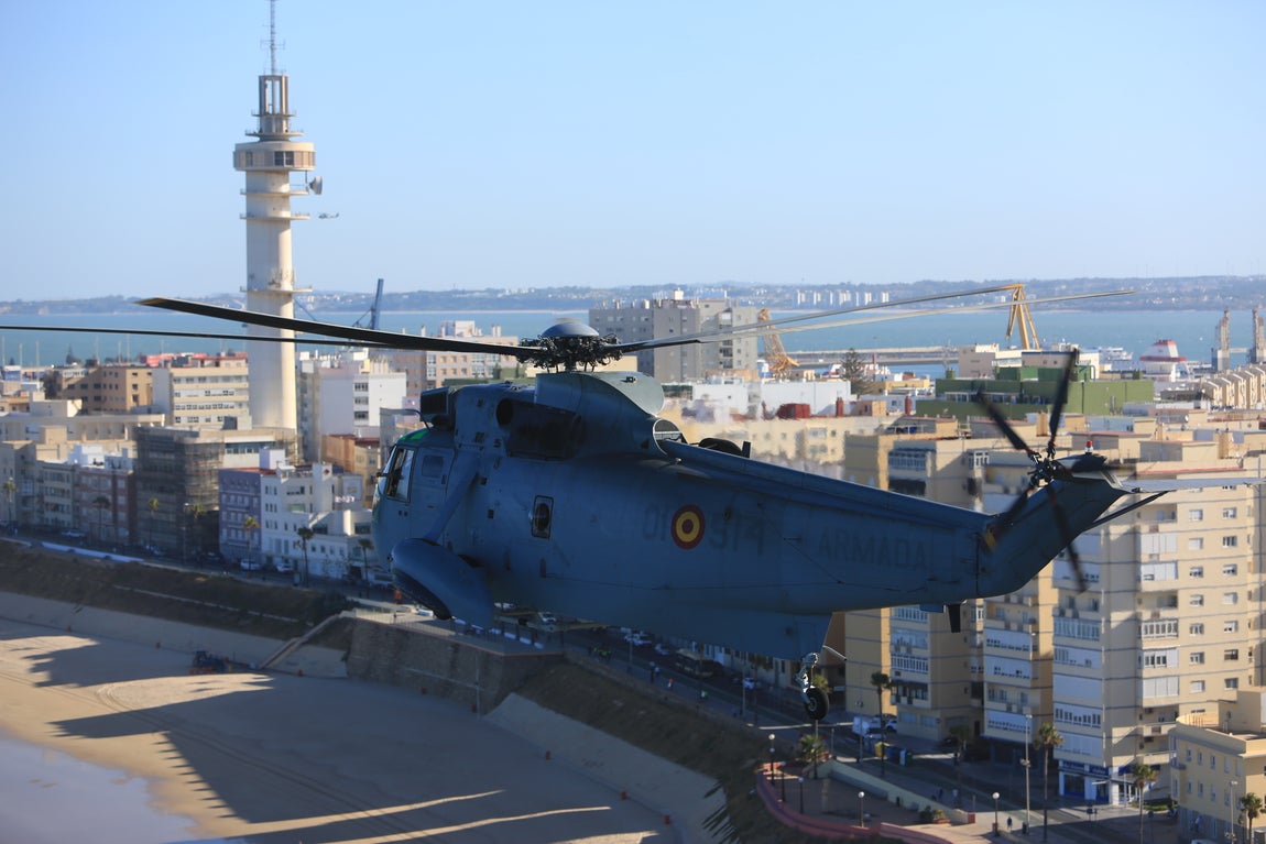 Las impresionantes imágenes de Cádiz y la Bahía desde un helicóptero militar