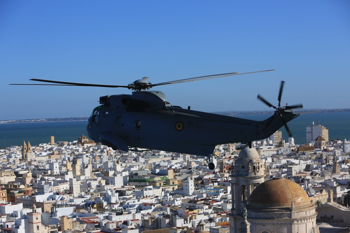 Las impresionantes imágenes de Cádiz y la Bahía desde un helicóptero militar