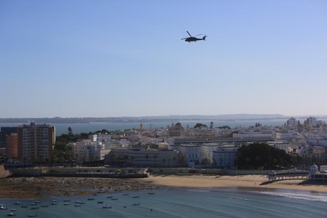 Las impresionantes imágenes de Cádiz y la Bahía desde un helicóptero militar