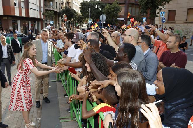 Leonor saluda a las decenas de personas que acudieron a recibirla a ella y a su hermana, la Infanta Sofía, en Figueras