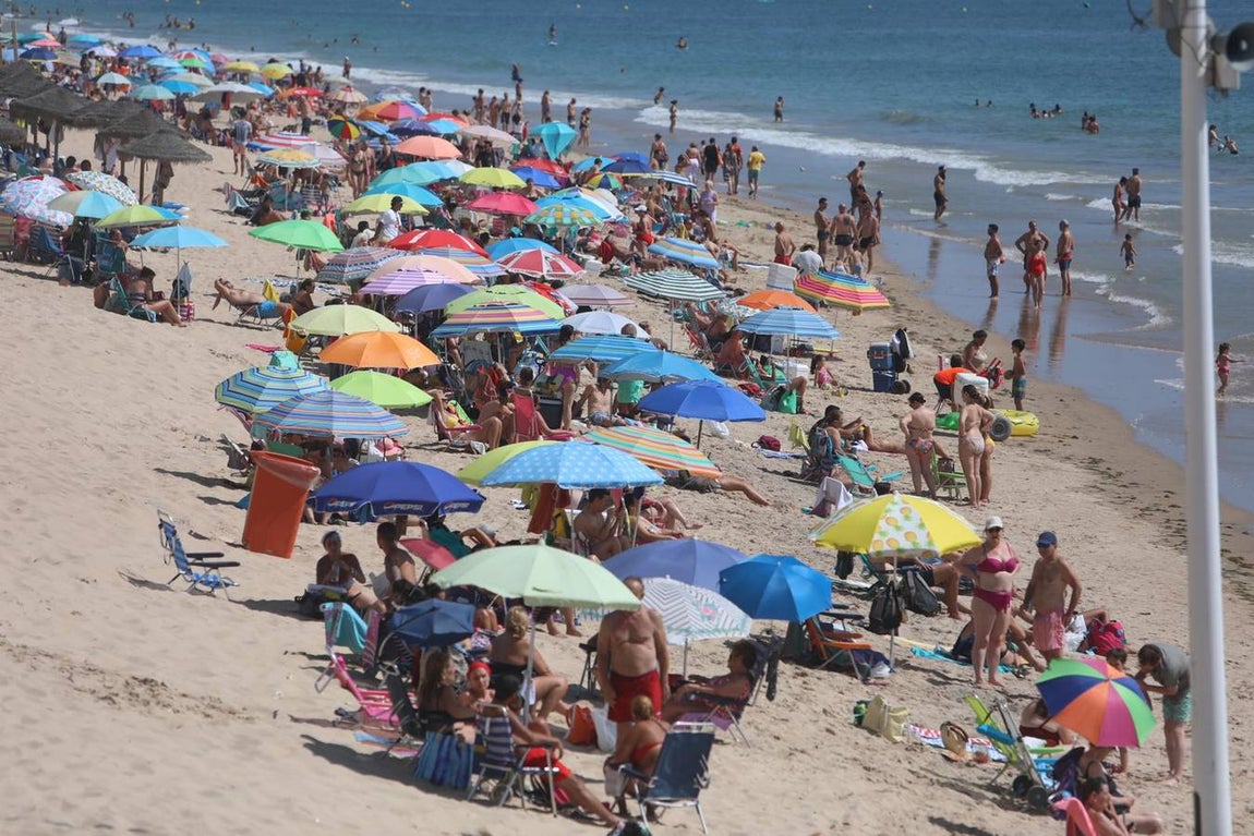 Fotos: Lleno en las playas de Cádiz en el primer domingo de julio