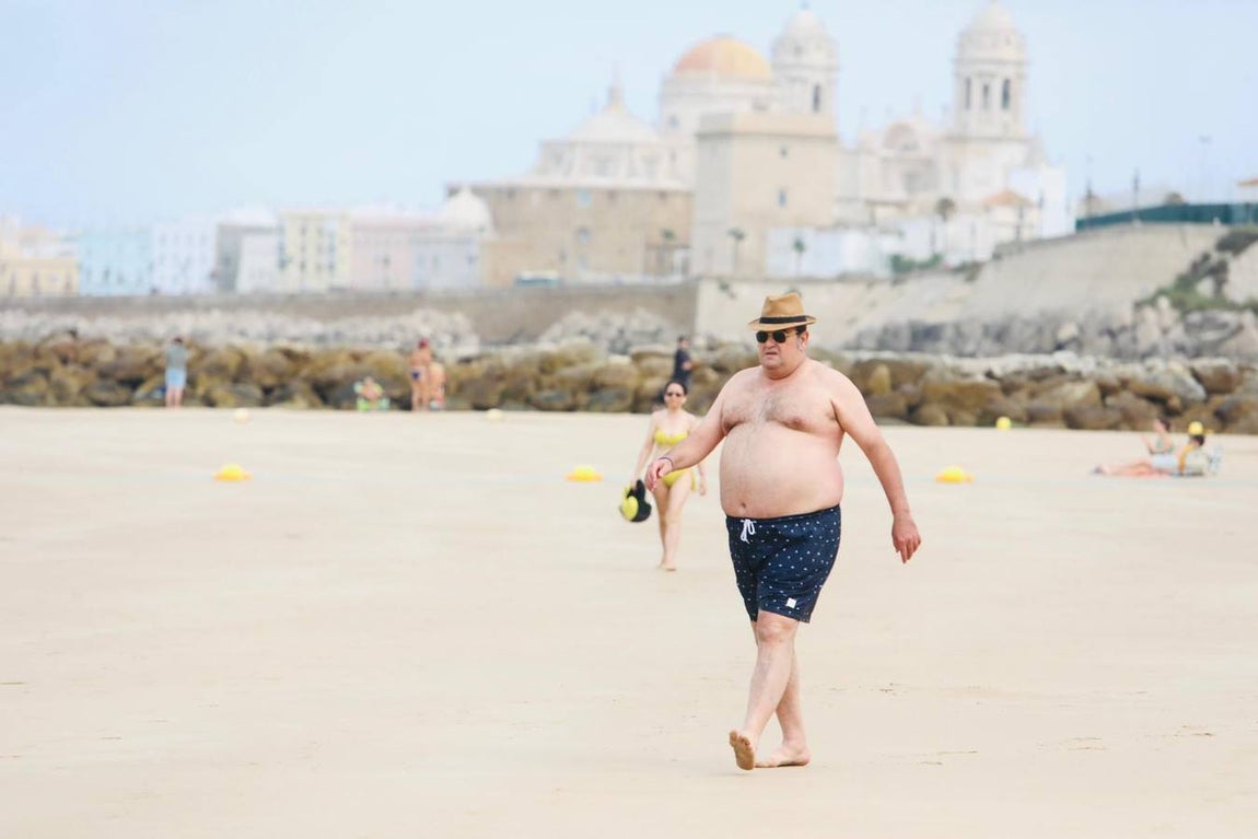 Fotos: Lleno en las playas de Cádiz en el primer domingo de julio