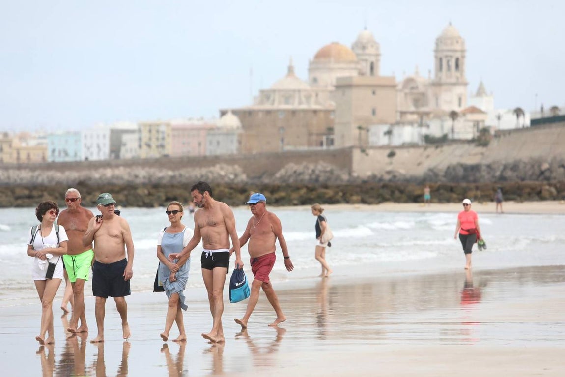 Fotos: Lleno en las playas de Cádiz en el primer domingo de julio