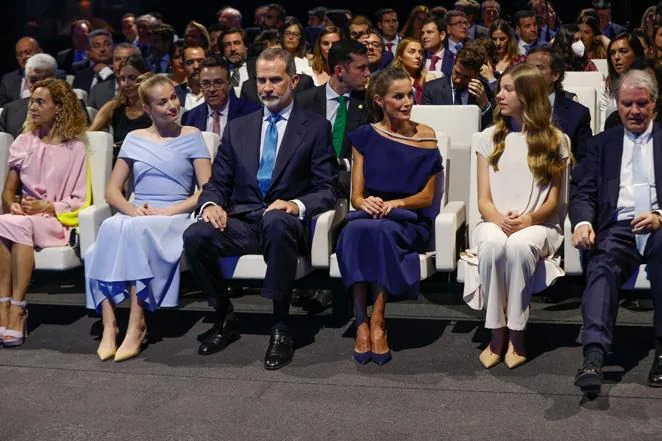 La familia real, en los premios Princesa de Girona. De azul los Reyes y la primogénita, Leonor. De blanco y melena suelta con ondas la menor, Sofía.