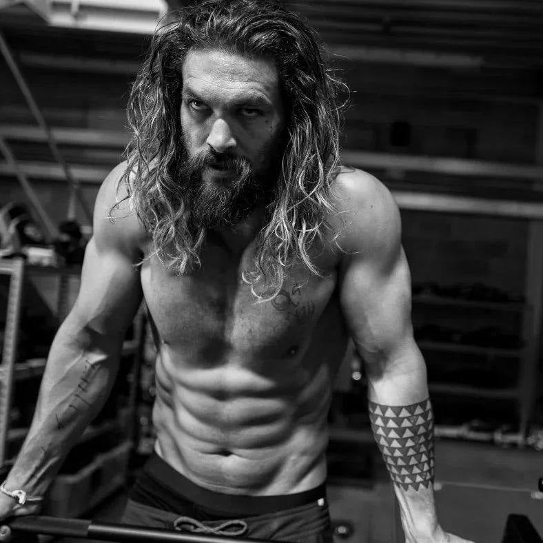 Los tatuajes de Jason Momoa. El actor Jason Momoa luce en el brazo izquierdo un original tatuaje tribal que parece una malla. El actor que interpretó a Aquaman tiene otros dibujos más discretos en el brazo derecho y en el pecho.