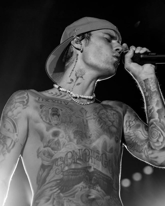 Los tatuajes de Justin Bieber. El cantante Justin Bieber también es un gran amante de los tatuajes que cubren gran parte de su cuerpo. Mensajes religiosos, una enorme cruz en el pecho, animales como un león, un buho o una gaviota, la fecha de nacimiento de su madre, una rosa o la famosa Niña con globo de Banksy son algunos de los diseño que el artista luce en brazos, espalda, pecho, piernas...