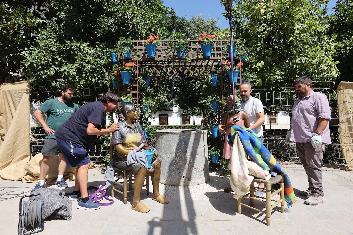 En imágenes, la instalación de la tercera escultura de Belmonte sobre los Patios de Córdoba