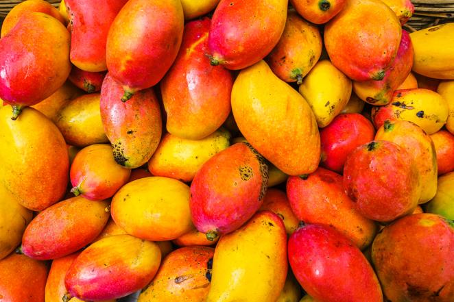 Mango. El <a href="https://www.abc.es/bienestar/alimentacion/abci-mango-202007300357_noticia.html">mango</a> tiene alto contenido en agua y en azúcares naturales; cuenta con minerales, vitaminas del grupo A y B, sobre todo, ácido fólico, y un mínimo de vitamina C.