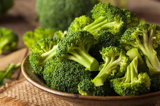 Brócoli. El <a href="https://www.abc.es/bienestar/alimentacion/abci-brocoli-201909261054_noticia.html">brócoli</a> tiene una gran función antioxidante, que se debe principalmente a los betacarotenos, isocianatos y la vitamina C. Todos ellos son antioxidantes que protegen frente a los radicales libres, causantes de los procesos de envejecimiento.