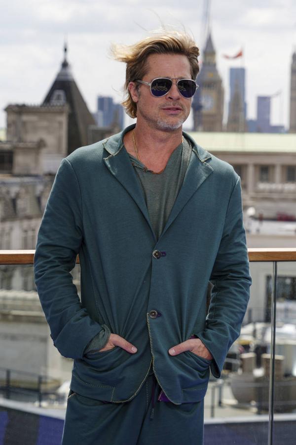 Brad Pitt con traje informal de color verde. En Londres Brad Pitt volvió a demostrar que le gusta arriesgar con sus ‘outfits’. El actor estadounidense escogió un singular traje en color verde oscuro, con las costuras en tono amarillo y los bolsillos morados, que estaba formado por americana y pantalón ancho con cordón. Pitt lo combinó con una camiseta verde y zapatillas blancas.