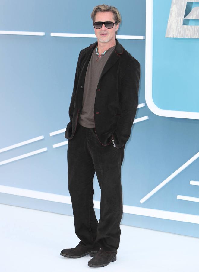 Brad Pitt con traje de tela vaquera en color marrón. También llamó la atención el traje de tela tejana en color marrón que llevó Brad Pitt en Londres. Se trata de una americana y un pantalón marrones con los pespuntes en color rojo, que combinó con botas también marrones y una camiseta marrón claro con detalles en el cuello de color turquesa y rosa.