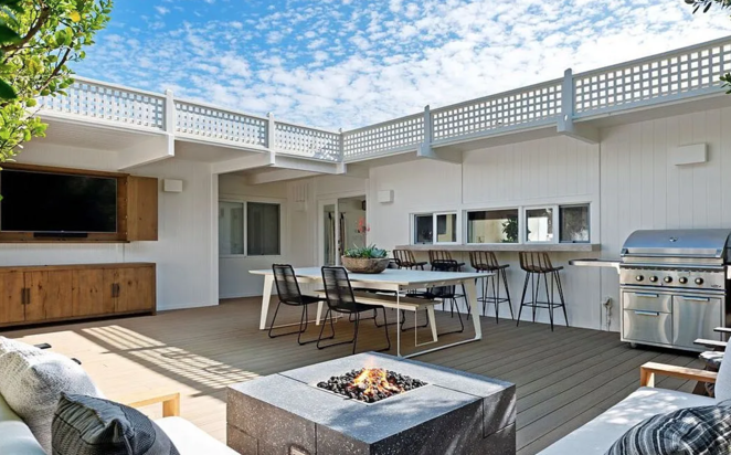 Así es la casa que alquila Sandra Bullock. Por su parte, la zona exterior ofrece una maravillosa terraza con un área de comedor con barbacoa y otra área de descanso con fogata, sofás y una gran pantalla de televisión para disfrutar de buen cine al aire libre durante los meses de verano.